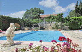 Beautiful home in Creissan w/ WiFi, Outdoor swimming pool and 3 Bedrooms